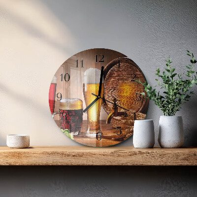 Runde wanduhr aus glas Ein Fass Bier