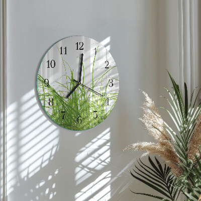 Runde wanduhr aus glas Gras