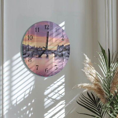 Runde wanduhr Eine Stadt am Fluss