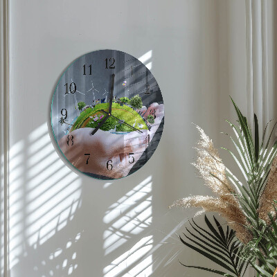 Glas wanduhr mit motiv rund Erde in der Hand