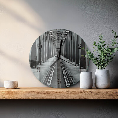 Runde wanduhr aus glas Eisenbahnschienen