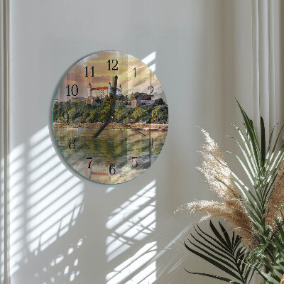Wanduhr glas rund Burg am Fluss