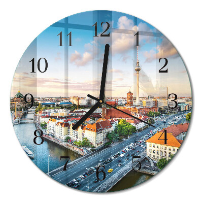 Runde wanduhr aus glas Ein Fluss in der Stadt