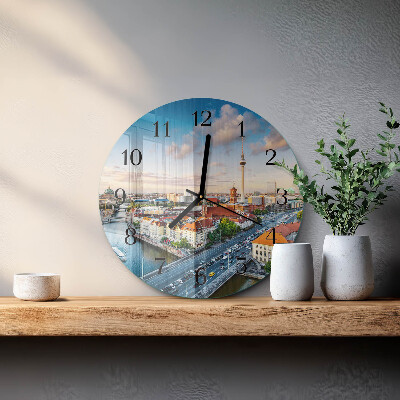 Runde wanduhr aus glas Ein Fluss in der Stadt