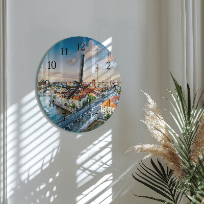 Runde wanduhr aus glas Ein Fluss in der Stadt