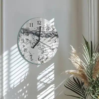 Runde wanduhr aus glas Wasser