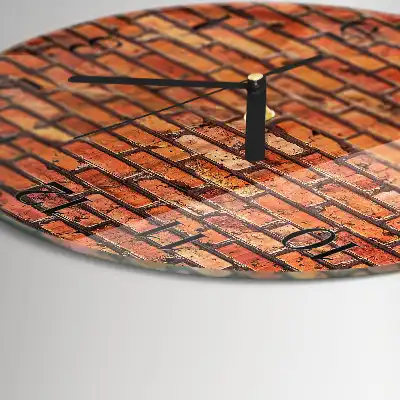 Wanduhr glas rund Ziegelmauer