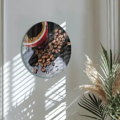 Runde wanduhr aus glas Eine Tasse Kaffee