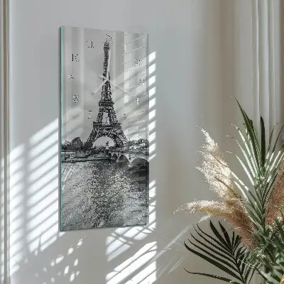 Vertikale glas wanduhr Blick auf den Eiffelturm