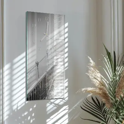 Vertikale glas wanduhr Brücke