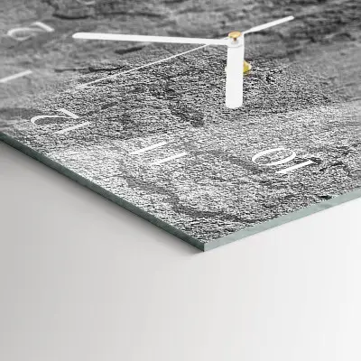 Vertikale glas wanduhr Betonwand