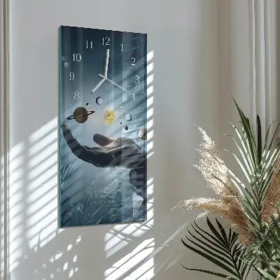 Moderne wanduhr vertikal Die Hand des Planeten