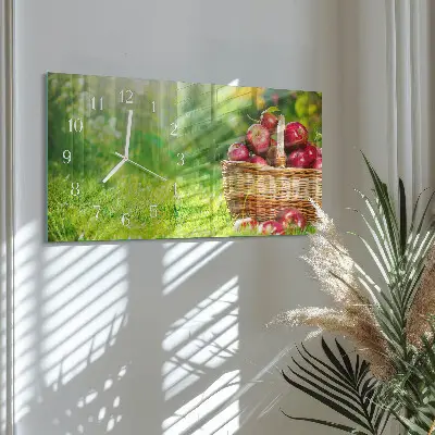 Glasuhr horizontal Korb mit Äpfeln