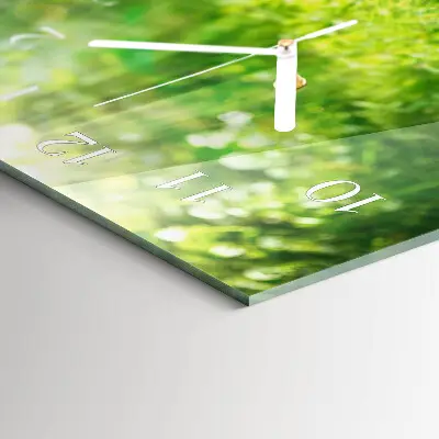Glasuhr horizontal Korb mit Äpfeln