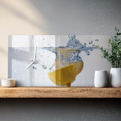 Horizontale glas wanduhr Eine Zitronenscheibe in Wasser