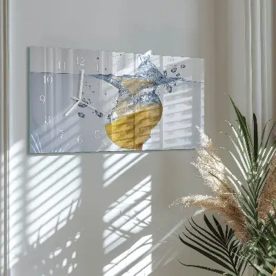 Horizontale glas wanduhr Eine Zitronenscheibe in Wasser