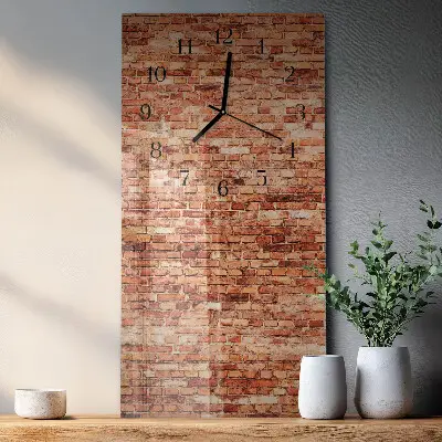 Moderne wanduhr vertikal Ziegelmauer
