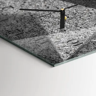 Wanduhr design ausgefallen vertikal Marmortisch