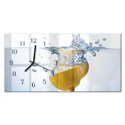 Glasuhr horizontal Eine Zitronenscheibe in Wasser