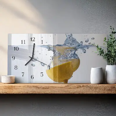 Glasuhr horizontal Eine Zitronenscheibe in Wasser