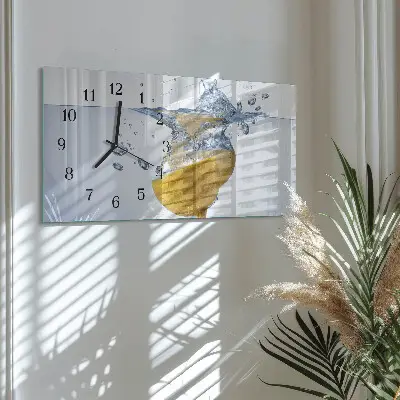 Glasuhr horizontal Eine Zitronenscheibe in Wasser
