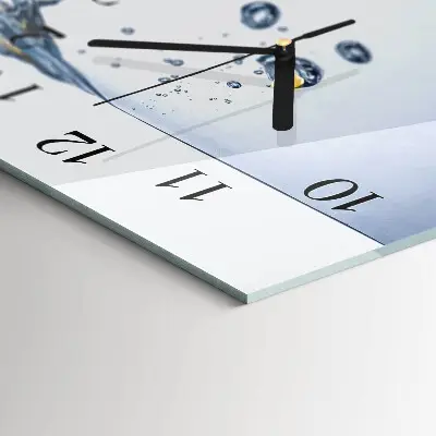 Glasuhr horizontal Eine Zitronenscheibe in Wasser