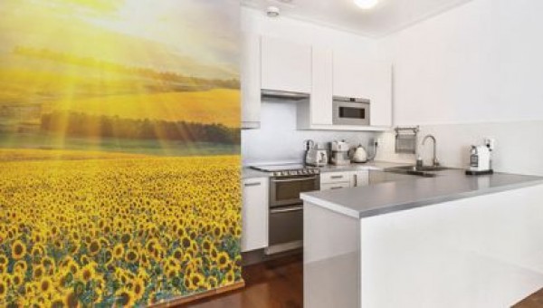 Eine kleine Küche mit Ideen dekoriert