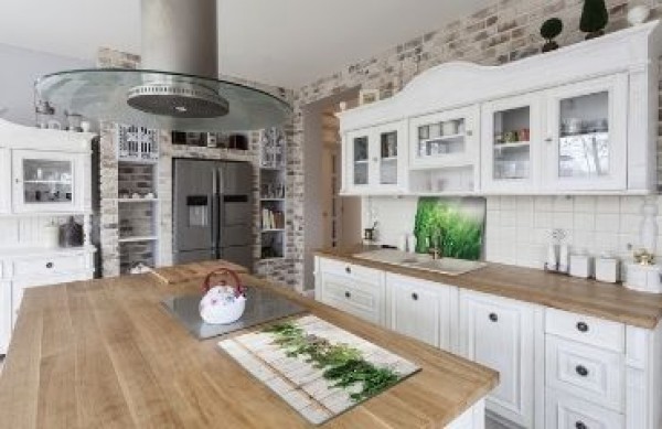 Glas- oder Holzschneidebrett? Erfahren Sie, wie Sie Küchenbrettern effektiv reinigen sowie unangenehme Gerüche von denen entfernen können